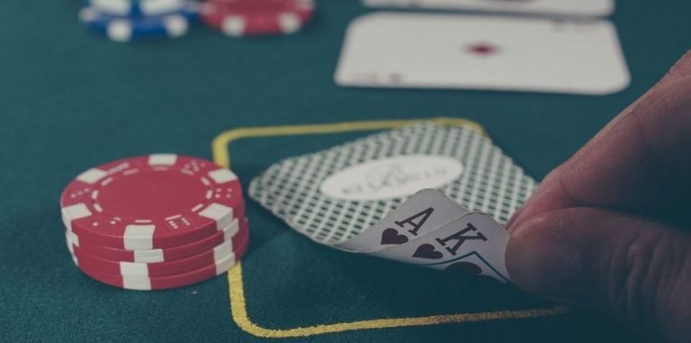 Pemain menggunakan aplikasi akuntoto dengan berbagai fitur unggulan di smartphone